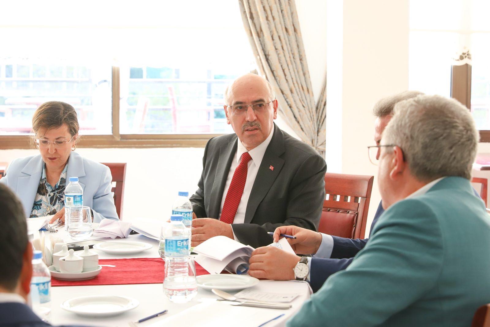 İZMİRLİ REKTÖRLER DEÜ'DE BULUŞTU: ÜNİVERSİTELİ SAYISI 207 BİNİ GEÇTİ